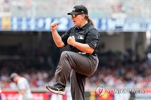 메이저리그 최초 여성 심판 젠 파월의 역동적인 아웃 선언