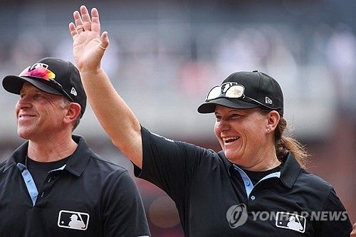 관중에게 손 흔드는 파월 심판