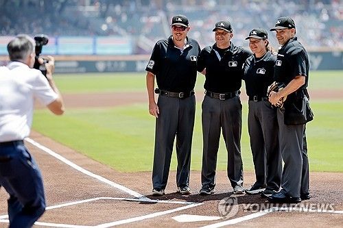 경기 전 동료 심판과 기념사진 촬영을 한 젠 파월