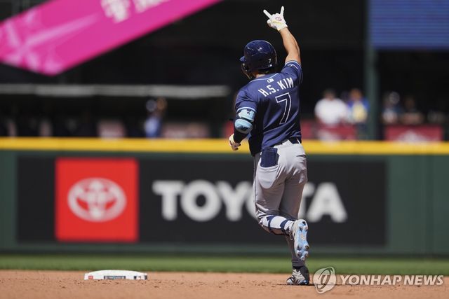 시즌 2호 홈런을 때리고 베이스를 도는 김하성