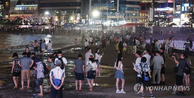 휴일 밤 광안리해수욕장