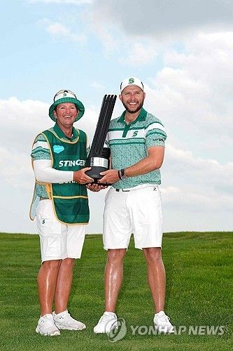 캐디와 함께 우승 트로피를 든 버미스터.