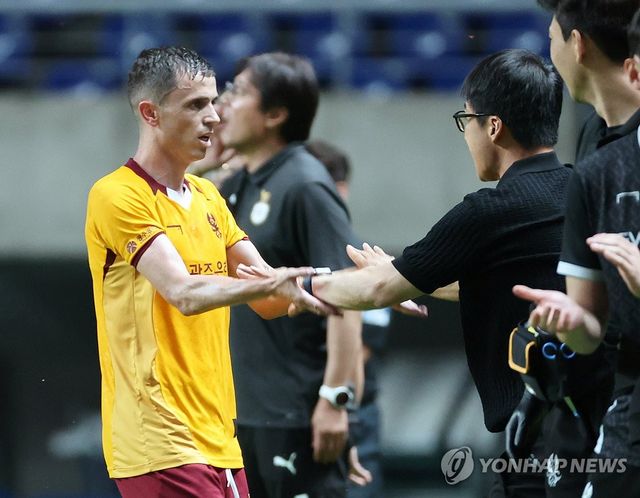 아사니와 이정효 감독