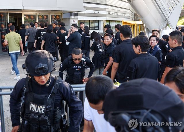 재입장하는 공연 관계자들