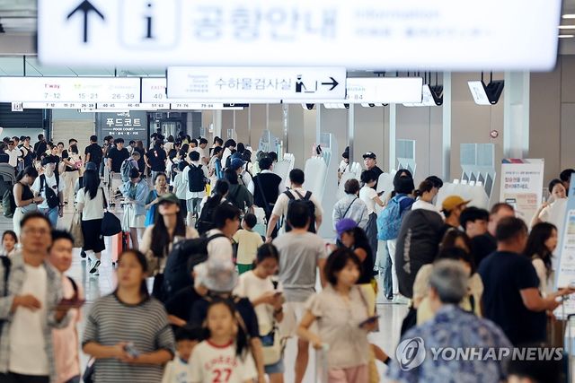 여름 휴가철 시작, 북적이는 김포공항