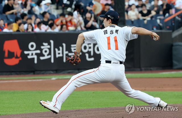 힘차게 공 던지는 엄상백