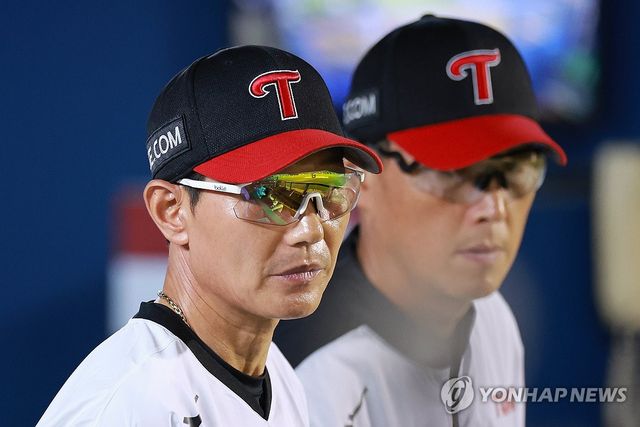 경기 지켜보는 염경엽 감독