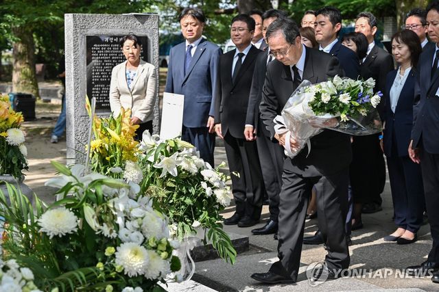 히로시마 한국인 원폭 희생자 위령비에 헌화하는 공명당 대표