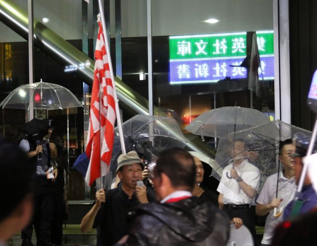 '야스쿠니 반대' 촛불 행진 방해하는 우익 인사