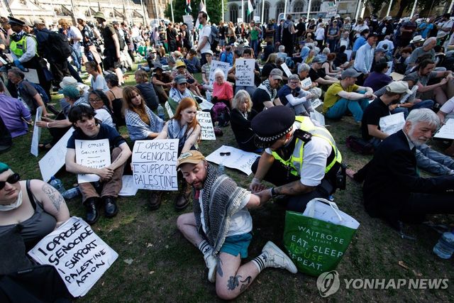 체포되는 시위자