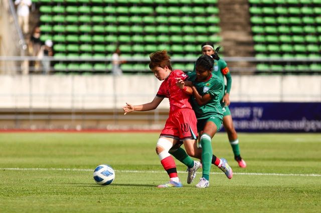 여자 U-19 대표팀 이하은(왼쪽)이 방글라데시전에서 상대 선수와 경합하고 있다.