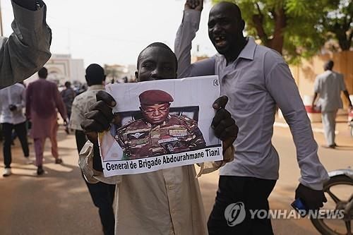 니제르 군정 수장 지지 시위대