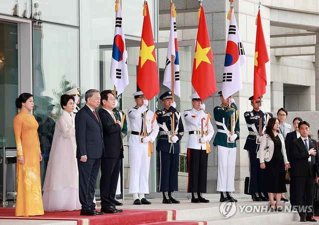또 럼 베트남 서기장 공식환영식, 국기에 경례하는 이재명 대통령