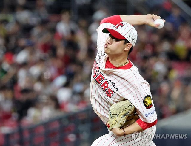 투구하는 김시훈