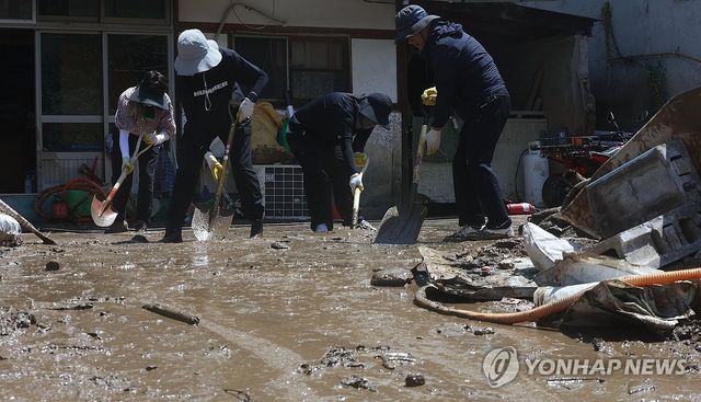 수해복구 나선 공무원