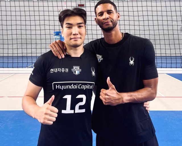 현대캐피탈의 외국인 듀오 레오(오른쪽)와 바야르사이한