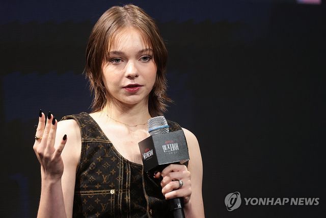 질문에 답하는 에마 마이어스