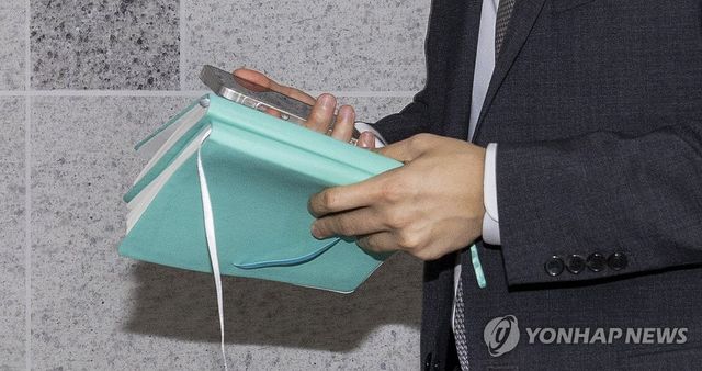 '주식 차명거래' 이춘석 의원실 폐지함에서 발견된 수첩