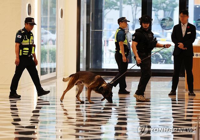 백화점에서 폭발물 수색하는 경찰특공대