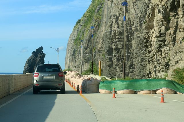 공사 중인 울릉일주도로