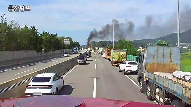 '길 터주기'하는 차들