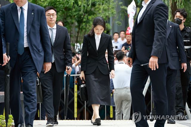 김건희, 피의자 신분으로 특검 출석