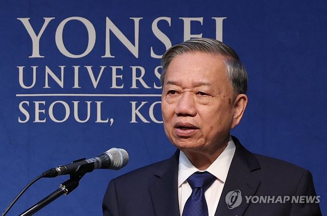 정책연설하는 또 럼 베트남 서기장