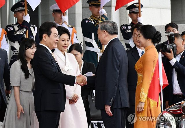 이재명 대통령, 또 럼 베트남 서기장과 인사