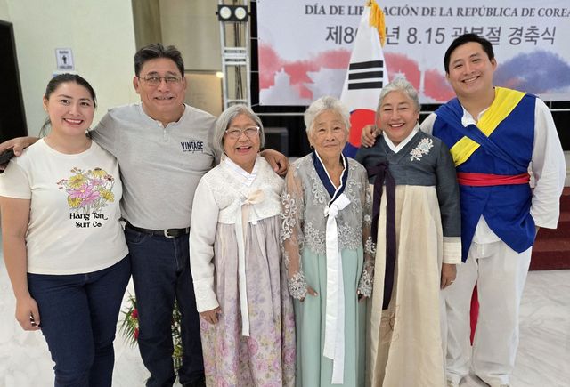 한인 후손 2세 마리아 암파로 킴 얌 할머니(오른쪽 3번째)의 가족