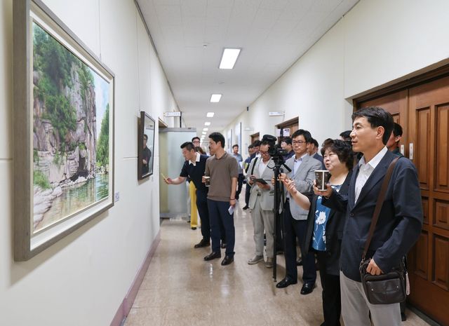 김진태 강원지사, 복도에 전시된 미술작품 감상