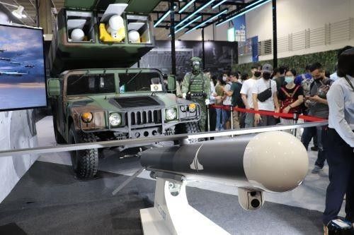 대만 자폭 드론 '쉰페이단 2형'과 발사 차량