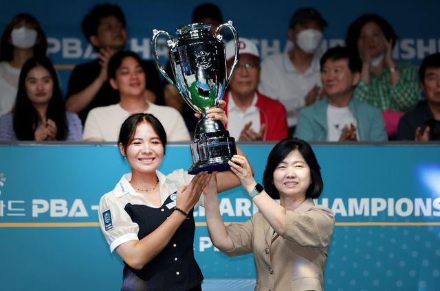 우승 트로피를 들어 올린 스롱 피아비(왼쪽)와 이민경 NH농협카드 사장