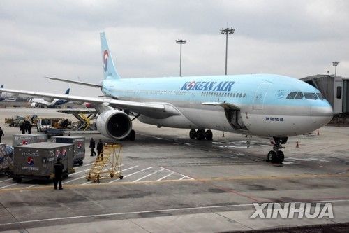 중국 산둥성 칭다오 공항의 대한항공 여객기