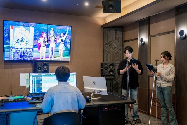 11일 '넷플릭스 해외 콘텐츠 한국어 더빙 이야기' 토크세션에서 '케이팝 데몬 헌터스' 주연을 맡은 신나리, 민승우 성우(오른쪽부터)가 극중 장면을 시연하고 있다. [넷플릭스 제공. 재판매 및 DB 금지]