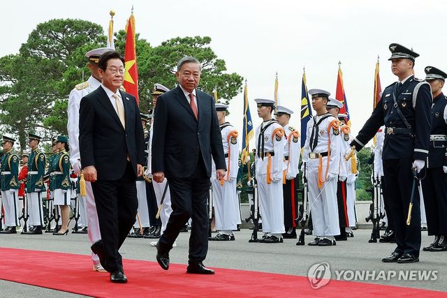 의장대 사열하는 이재명 대통령과 또 럼 베트남 서기장