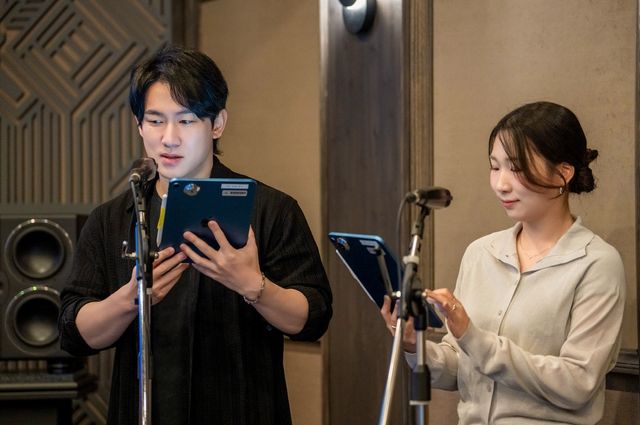 11일 '넷플릭스 해외 콘텐츠 한국어 더빙 이야기' 토크세션에서 '케이팝 데몬 헌터스' 주연을 맡은 신나리, 민승우 성우(오른쪽부터)가 극중 장면을 시연하고 있다. [넷플릭스 제공. 재판매 및 DB 금지]