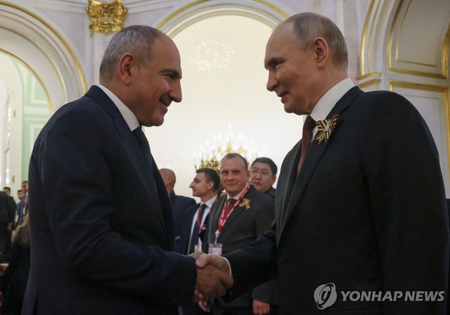 블라디미르 푸틴 러시아 대통령과 니콜 파시냔 아르메니아 총리