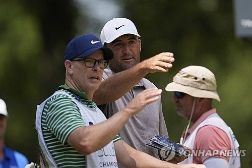 임시 캐디 페인과 셰플러.