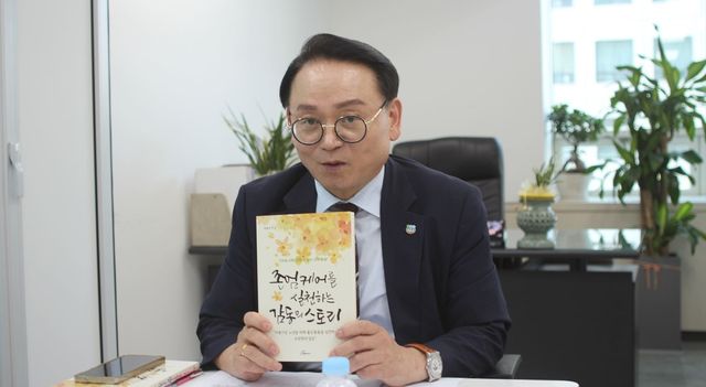 저서 보여주며 '리더의 철학' 강조하는 한철수 회장