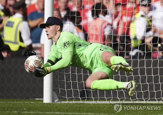 승부차기 막아내는 크리스털 팰리스의 딘 헨더슨