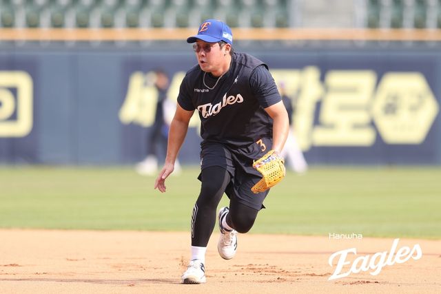 수비 훈련하는 안치홍