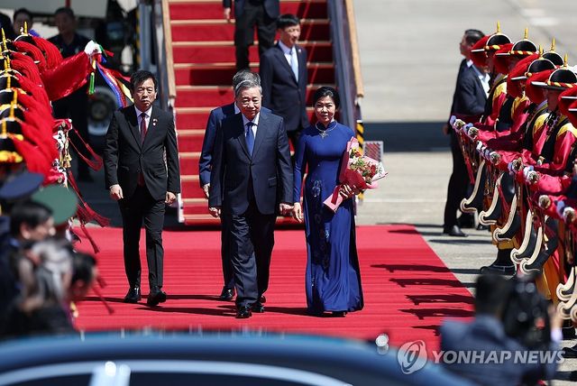 서울공항 도착한 또 럼 베트남 당 서기장