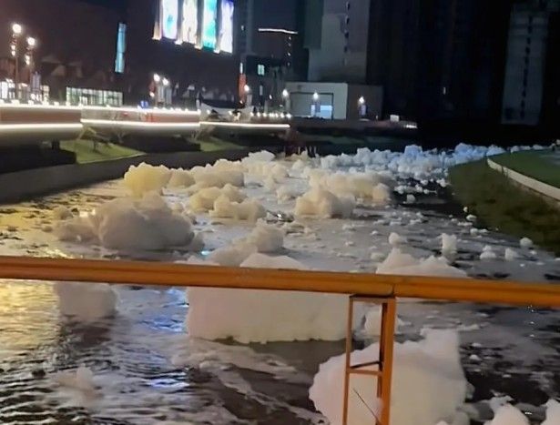 중국 랴오닝성 선양 바이타 하천에서 목격된 거품