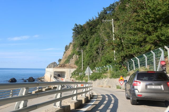 공사 중인 울릉일주도로