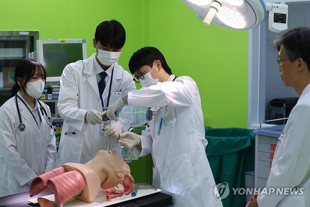 실습수업 참가한 의대생들