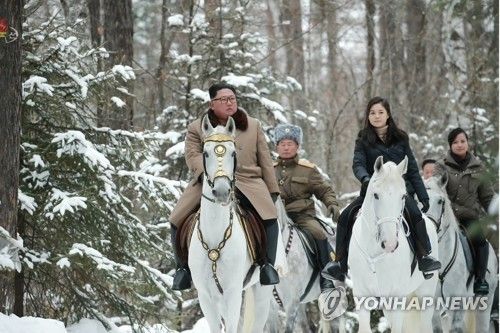 군마 타고 백두산 오르는 김정은