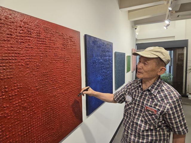 작품 설명하는 권의철 작가