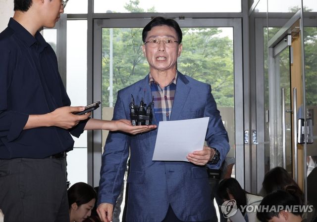 입장문 읽고 있는 임성근 전 사단장