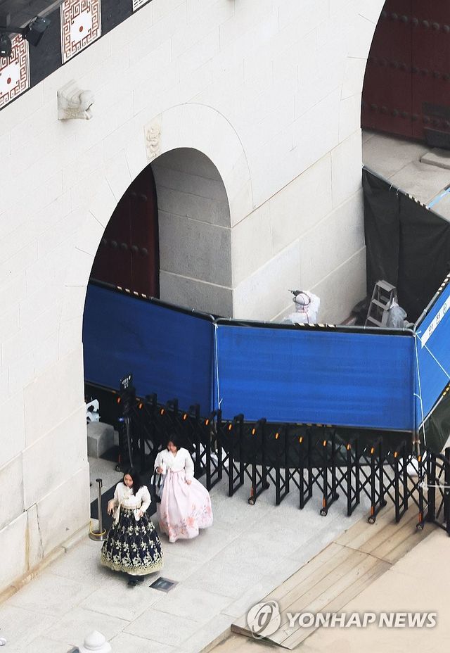 경복궁에 또 낙서 테러, 낙서 지우는 관계자들