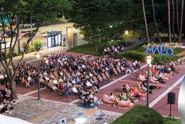 지난달 마포구청 구민광장에서 열린 '한여름밤의 영화광장' 행사 모습